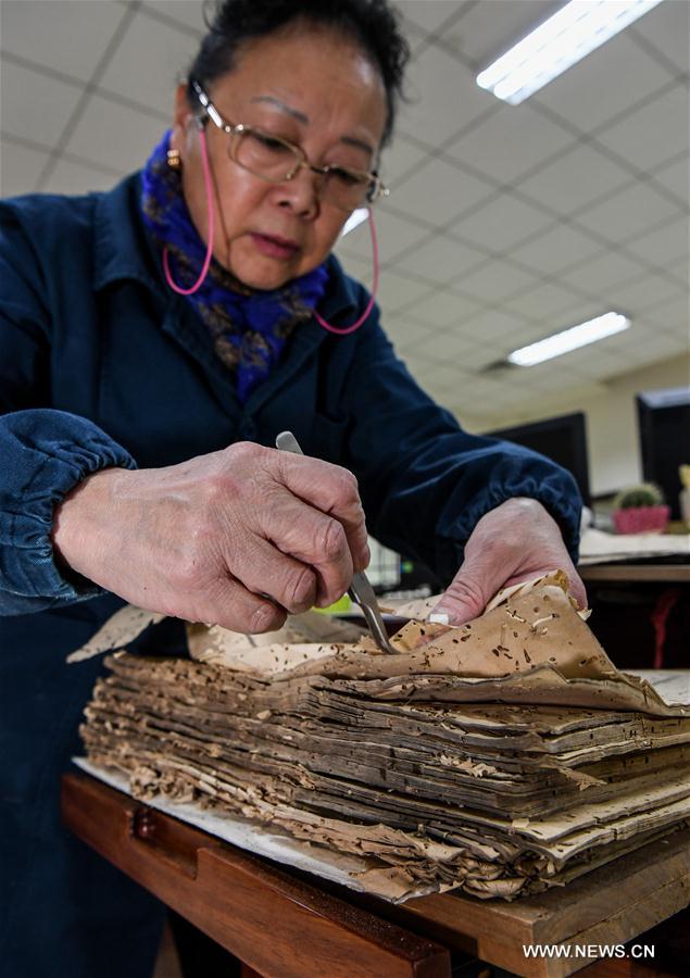 **CHINA-CHENGDU-ANCIENT BOOK REPAIRER (CN)