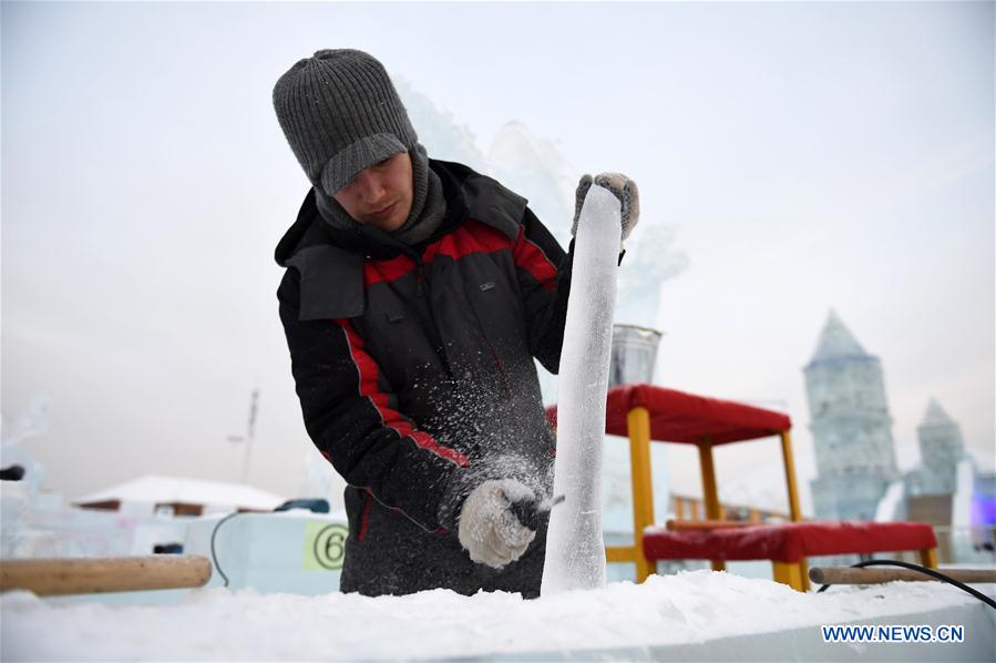 CHINA-HEILONGJIANG-HARBIN-ICE SCULPTURE (CN)