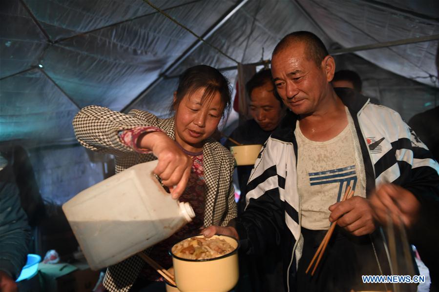 CHINA-INNER MONGOLIA-KUBUQI DESERT-WORKERS (CN)