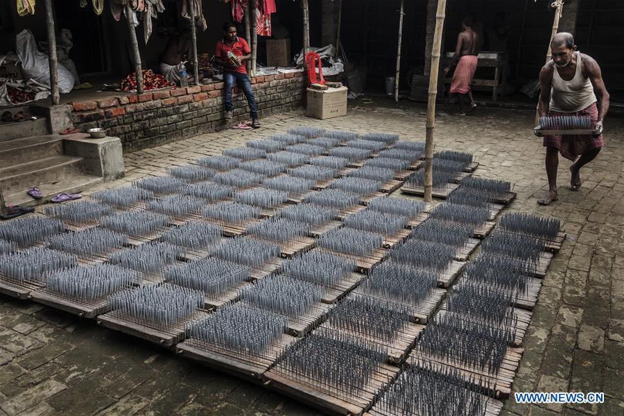 INDIA-KOLKATA-FIRE CRACKERS MAKING