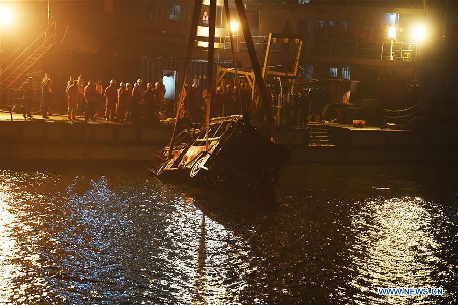 CHINA-CHONGQING-BUS WRECK-RETRIEVED (CN)