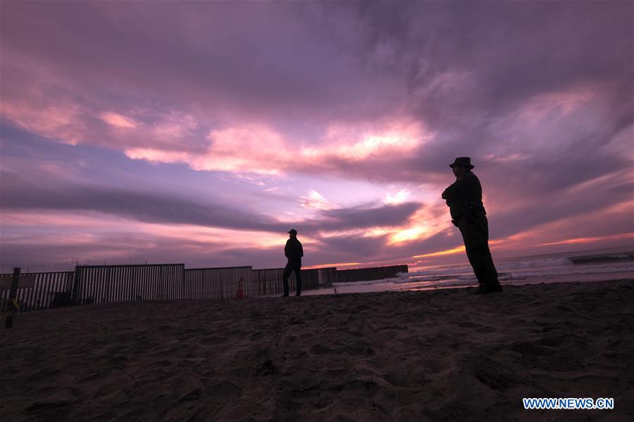 U.S.-SAN DIEGO-BORDER FENCE-MIGRANTS