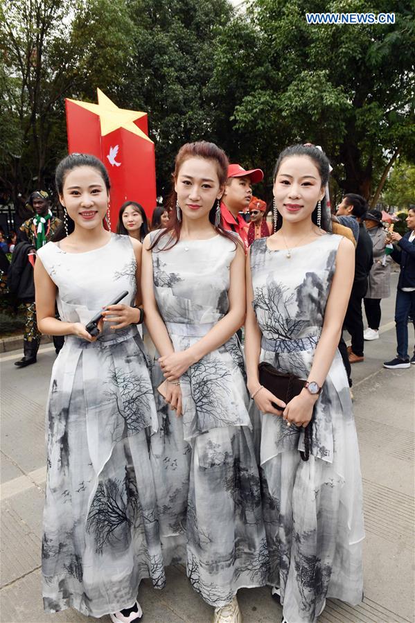 CHINA-YUNNAN-MOJIANG-TWINS-FLOAT PARADE (CN)