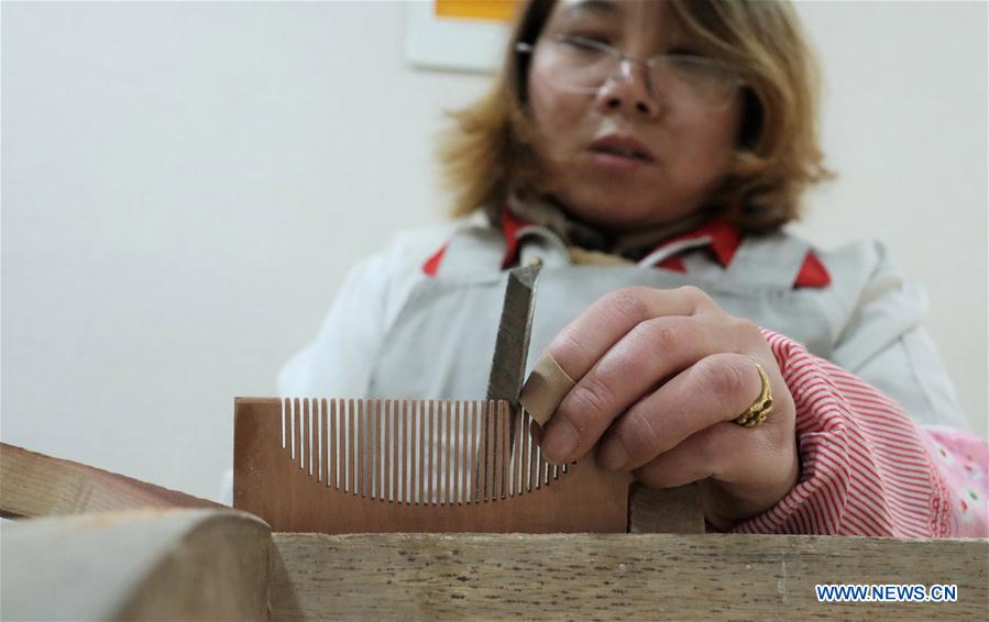 CHINA-ANHUI-JINGXIAN-WOODEN COMB(CN)