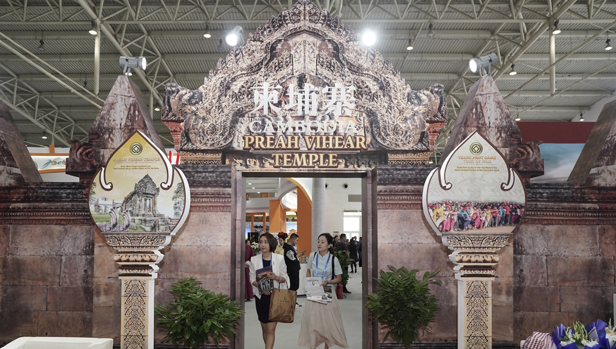 People visit Asian Culture and Tourism Exhibition in Beijing