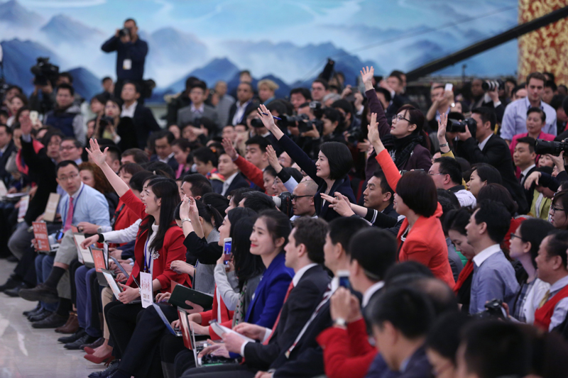 3月15日，国务院总理李克强在北京人民大会堂与中外记者见面，并回答记者提问。这是记者举手争取提问机会。 新华社记者 才扬 摄