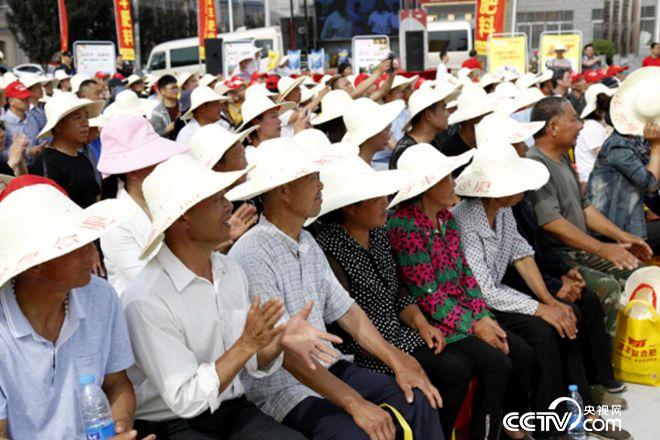 活动现场，农户们听讲很认真