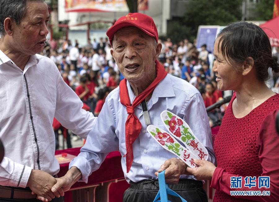 （图片故事）（7）“希望老人”的第100次老区助学之旅