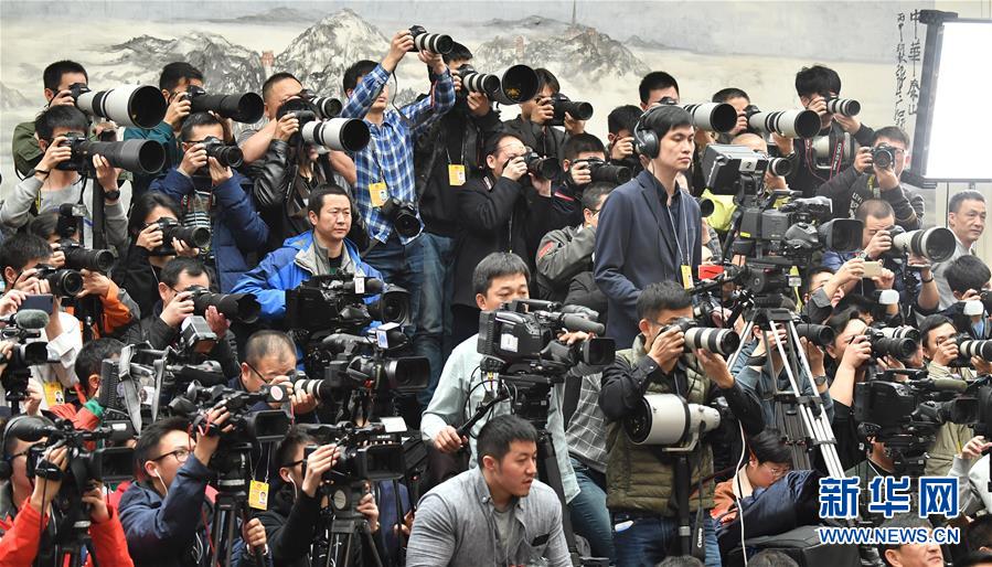 （两会）（7）十三届全国人大一次会议举行新闻发布会 