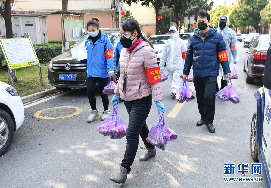 （新华全媒头条·图文互动）（10）“始终把人民群众生命安全和身体健康放在第一位”——中国抗疫彰显“生命至上、人民至上”理念