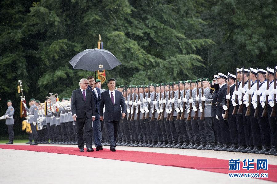 7月5日，国家主席习近平在柏林会见德国总统施泰因迈尔?；峒?，施泰因迈尔在总统府花园为习近平举行隆重欢迎仪式。 新华社记者 李学仁 摄