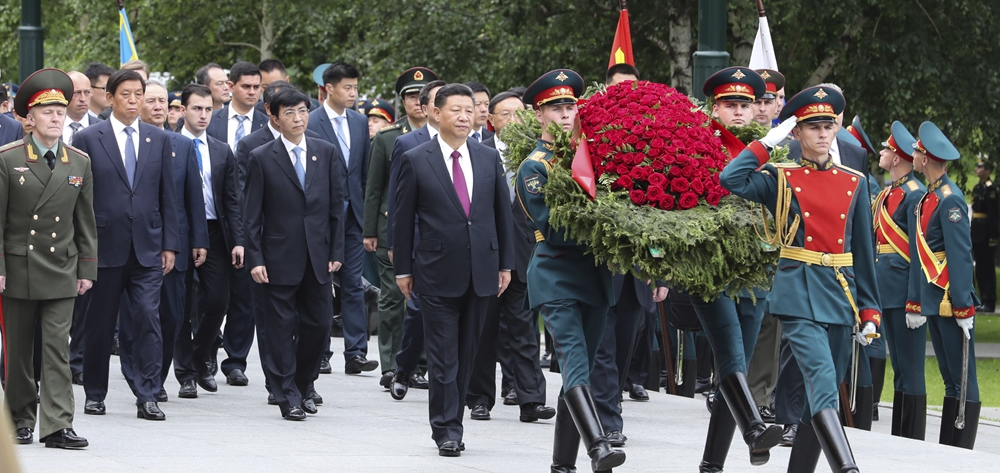 习近平向俄罗斯无名烈士墓敬献花圈